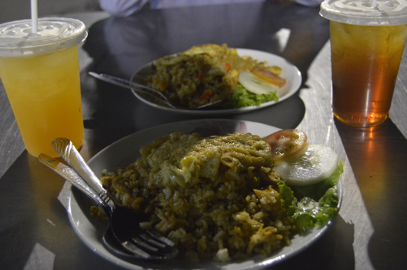 Nasi Goreng GALABO - Kuliner Malam di Gladag Langen Bogan Solo, Kawasan pusat kuliner khas Solo ini bernama Gladag Langen Bogan (Galabo). Tempatnya berada di kawasan kuliner Gladag, tepatnya di Jln. Mayor Sunaryo di depan Pusat Grosir Solo